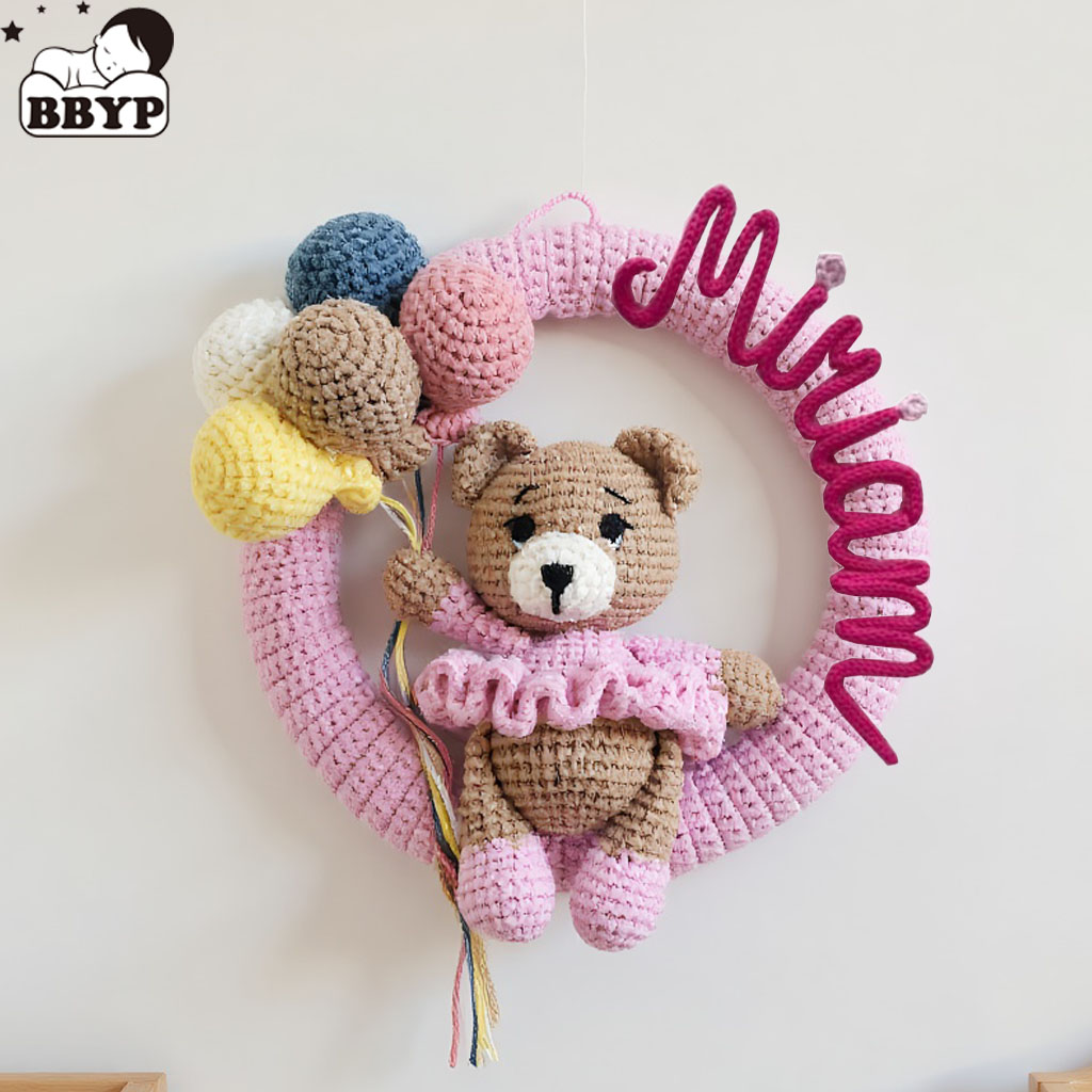Baby Nursery Needs - Personalisierter Häkelnadenkranz mit Bär und Ballon,